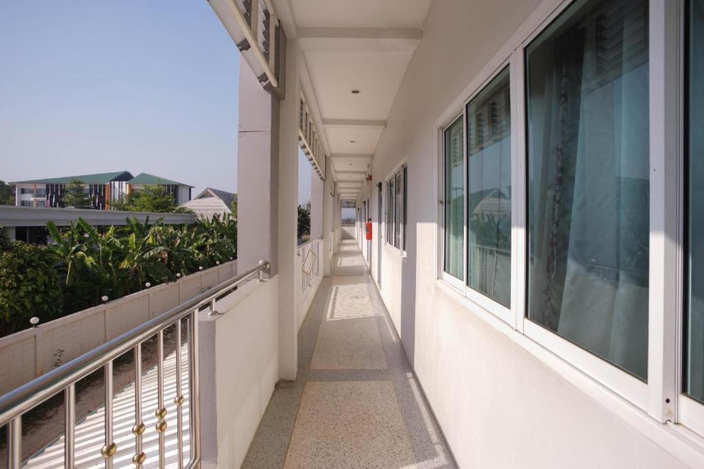 Oyo 75394 Sakthong Grand Hotel Чіанґ-Кгонґ Екстер'єр фото